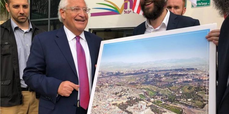 Foto del embajador David Friedman causó controversia