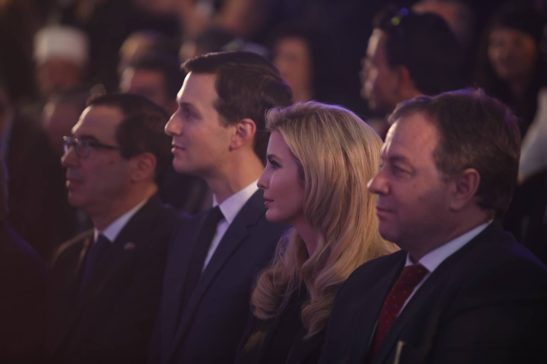 La hija y asesora del presidente de Estados Unidos, Donald Trump, Ivanka Trump, centro derecha, y el asesor principal de Trump, Jared Kushner, centro izquierda, en una ceremonia de bienvenida a la Embajada de EE. UU. en el Ministerio de Asuntos Exteriores, antes de la inauguración oficial de la Embajada de EE. UU. , 2018. (Hadas Parush / Flash 90)