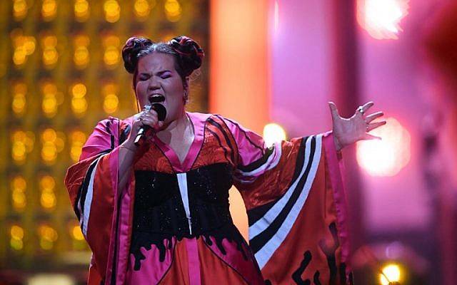 La cantante israelí Netta Barzilai, también conocida como Netta, interpreta “Toy” durante la final de la edición 63 del Eurovision Song Contest 2018 en el Altice Arena de Lisboa, el 12 de mayo de 2018. / (AFP / Francisco LEONG)