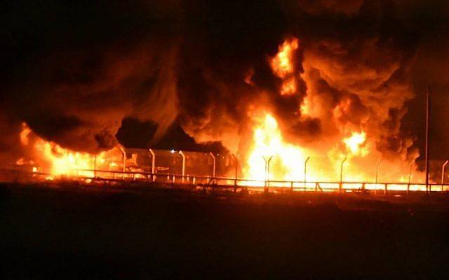 Las tuberías de gas se incendian en el cruce de mercancías Kerem Shalom entre Israel y la Franja de Gaza, 11 de mayo de 2018. (Fuerzas de Defensa de Israel)