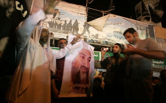 Los salafíes palestinos en la ciudad de Rafah, en el sur de la Franja de Gaza, lloran la muerte de bin Laden en mayo de 2011 (Abed Rahim Khatib / Flash 90)