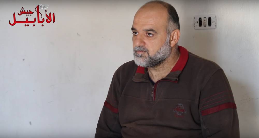 Marwan Awad al-Jubor, un presunto miembro sirio de Hezbolá, que fue capturado por los rebeldes sirios y confesó haber lanzado cohetes contra Israel y esperar la orden de hacerlo nuevamente el 1 de mayo de 2018. (Captura de pantalla, YouTube)