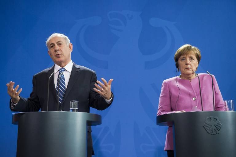 La canciller alemana, Angela Merkel, a la derecha, y el primer ministro, Benjamin Netanyahu, hablan en una conferencia de prensa en la Cancillería de Berlín el 16 de febrero de 2016 después de una reunión conjunta del gabinete. (AFP / Odd Andersen)