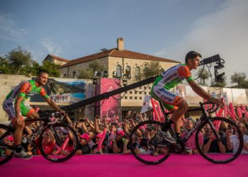 Miles de personas se reúnen en Jerusalem para el inicio de la carrera ciclista Giro D'Italia