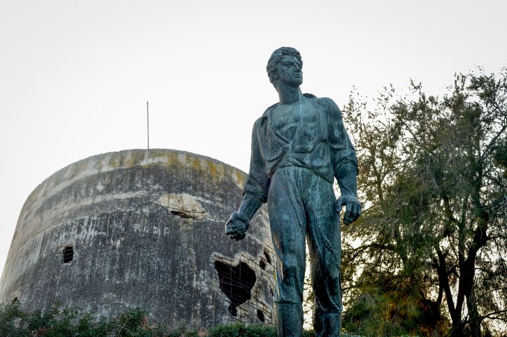 Una estatua conmemorativa de Mordechai Anilevich, uno de los líderes del levantamiento del ghetto de Varsovia, en el kibbutz Yad Mordechai, en el sur de Israel, que lleva su nombre en su honor, el 18 de enero de 2017. (Flash 90)