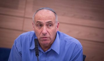 MK Motti Yogev en una reunión de la Knesset Defense and Foreign Affairs Committee meeting, 14 de junio de 2016. (Hadas Parush / Flash 90)