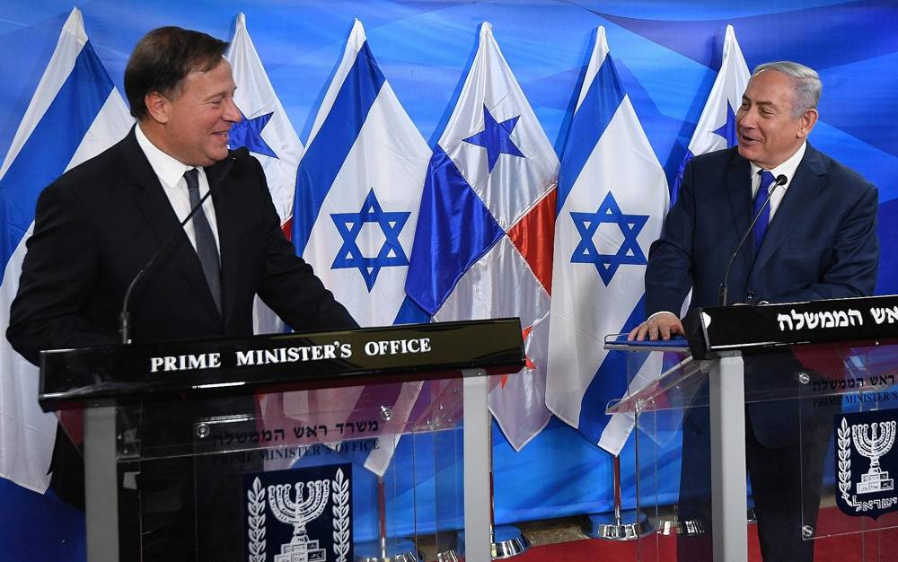 El Primer Ministro Benjamin Netanyahu (R) se reúne con el Presidente panameño Juan Carlos Varela en la Oficina del Primer Ministro en Jerusalén el 17 de mayo de 2018. (Haim Zach / GPO)