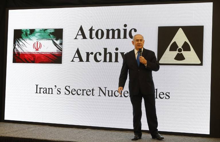 El primer ministro israelí, Benjamin Netanyahu, pronuncia un discurso sobre el programa nuclear de Irán en el Ministerio de Defensa en Tel Aviv el 30 de abril de 2018. Netanyahu dijo que tenía pruebas de un programa secreto de armas nucleares iraníes mientras la Casa Blanca consideraba retirarse o no de un acuerdo atómico histórico al que Israel se opone. (AFP PHOTO / Jack GUEZ)