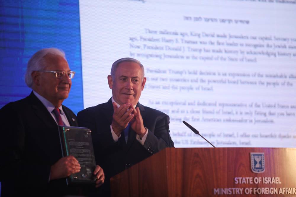 El Primer Ministro Benjamin Netanyahu, derecha, junto con el Embajador de los Estados Unidos David Friedman, en una ceremonia de bienvenida en el Ministerio de Relaciones Exteriores, antes de la inauguración oficial de la Embajada de los Estados Unidos en Jerusalén, 13 de mayo de 2018. (Hadas Parush / Flash 90)