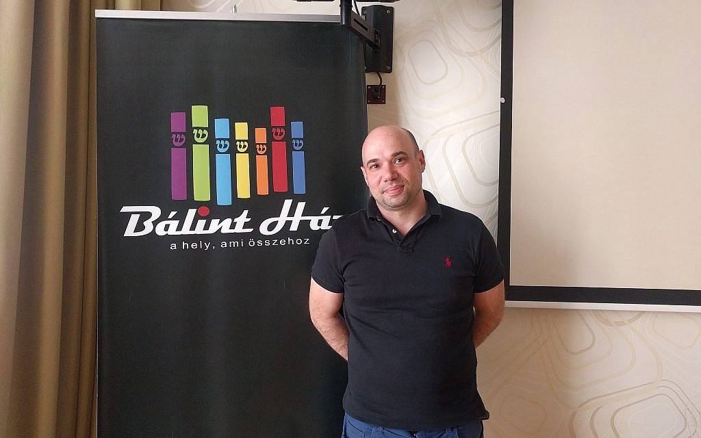 Peter Berenyi, director asistente del Balint JCC en Budapest. (Yaakov Schwartz / Times of Israel)