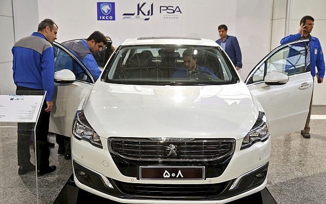 Los trabajadores inspeccionan un Peugeot 508 en la fábrica de automóviles Iran Khodro en Teherán, Irán, el miércoles 5 de octubre de 2016. (AP Photo / Ebrahim Noroozi)