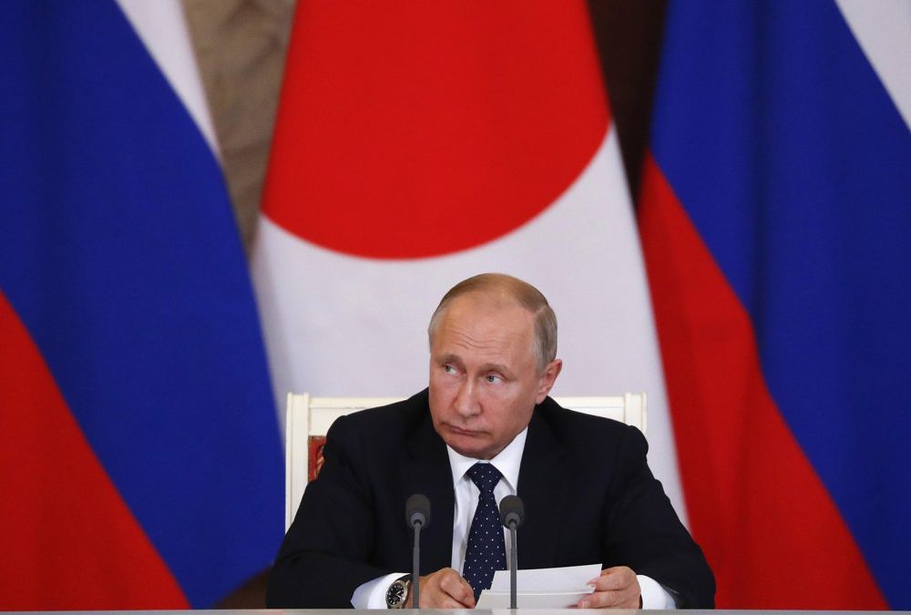 El presidente ruso, Vladimir Putin, habla durante una conferencia de prensa conjunta con el primer ministro japonés Shinzo Abe (no vista) tras sus conversaciones en Moscú, Rusia, el 26 de mayo de 2018. (Grigory Dukor / Pool Photo via AP)