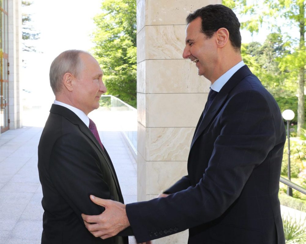 El presidente ruso Vladimir Putin, izquierda, estrecha la mano del presidente sirio, Bashar Assad, durante su reunión en el balneario de Sochi, en el Mar Negro, Rusia, el 17 de mayo de 2018. (Mikhail Klimentyev, Sputnik, Kremlin Pool Photo via AP)