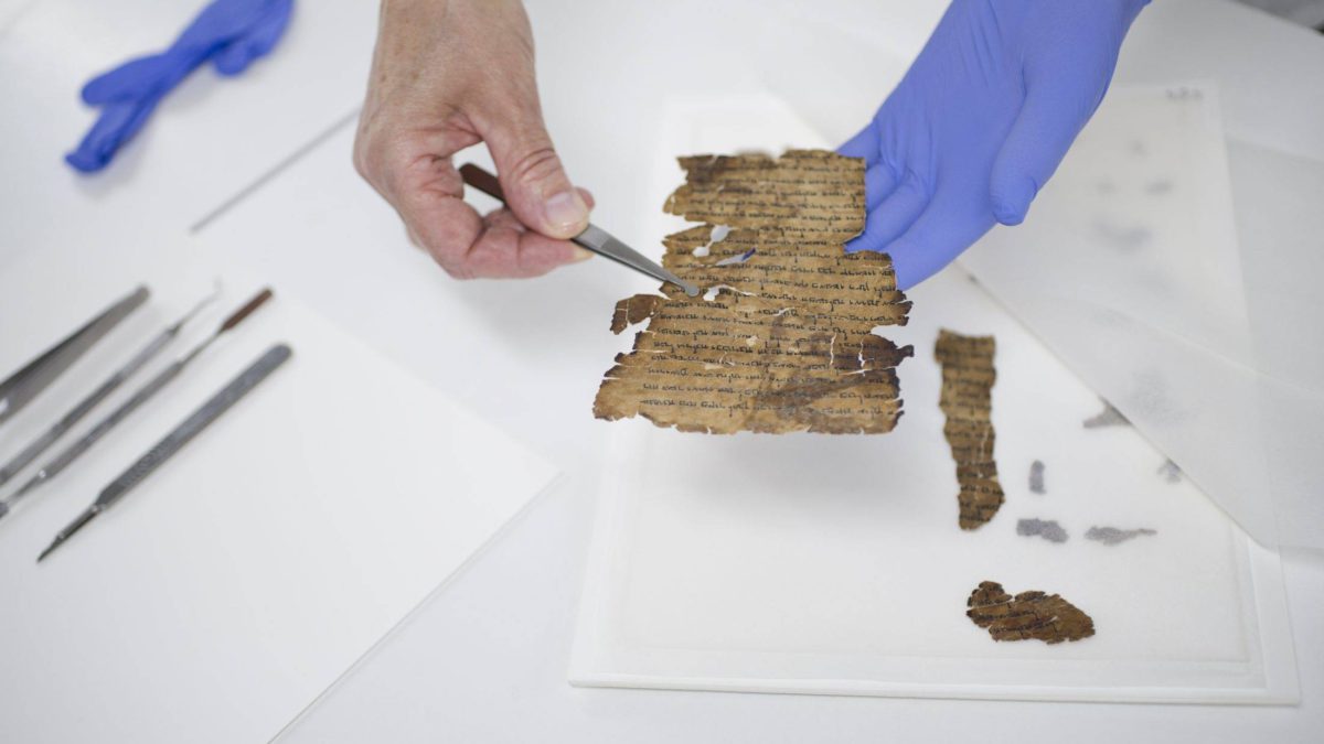 Conservación de los rollos en el laboratorio de Rollos del Mar Muerto del IAA. Crédito: Shai Halevi, Biblioteca Digital de los Rollos del Mar Muerto de Leon Levy - Biblioteca Digital de los Rollos del Mar Muerto