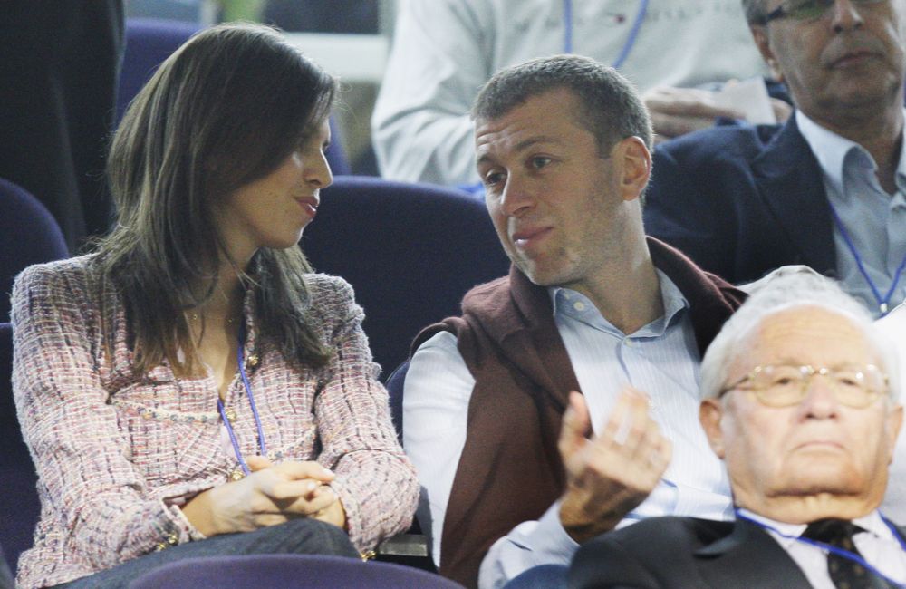 Roman Abramovich, el dueño del club de fútbol Chelsea de Inglaterra, observa el partido de clasificación del grupo E de la Euro 2008 contra Israel en el estadio Ramat Gan en las afueras de Tel Aviv, Israel, el sábado 17 de noviembre de 2007. (AP Photo / Anja Niedringhaus)