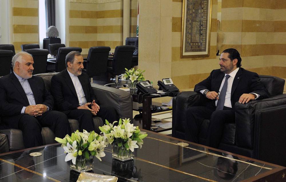 En esta foto del 3 de noviembre de 2017, publicada por el fotógrafo oficial del gobierno libanés Dalati Nohra, el primer ministro libanés, Saad Hariri, se reúne con Ali Akbar Velayati, un asesor del líder supremo iraní, el ayatolá Ali Khamenei, en el centro de la casa del gobierno en Beirut, Líbano. (Dalati Nohra vía AP)