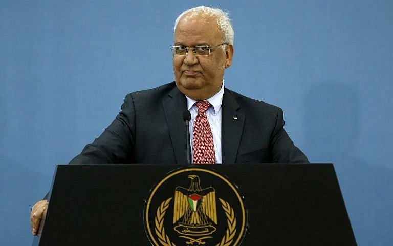 Saeb Erekat, secretario general de la Organización para la  Liberación de Palestina, habla con los periodistas durante una conferencia de prensa luego de reunirse con diplomáticos y dignatarios extranjeros en la ciudad de Ramallah el 28 de febrero de 2018. (AFP PHOTO / ABBAS MOMANI)