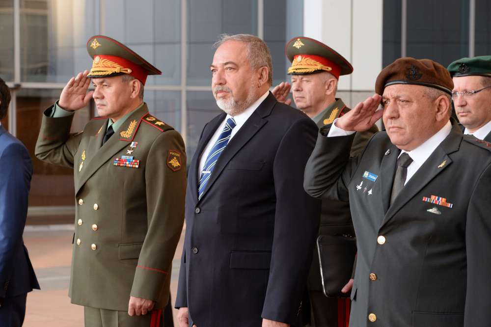 El ministro de Defensa ruso, Sergei Shoigu, a la izquierda, Avigdor Liberman, centro, y el jefe de personal de las FDI, Gadi Eisenkot, toman parte en una guardia de honor en la sede del ejército israelí en Tel Aviv el 16 de octubre de 2017. (Ariel Hermoni / Ministerio de Defensa)