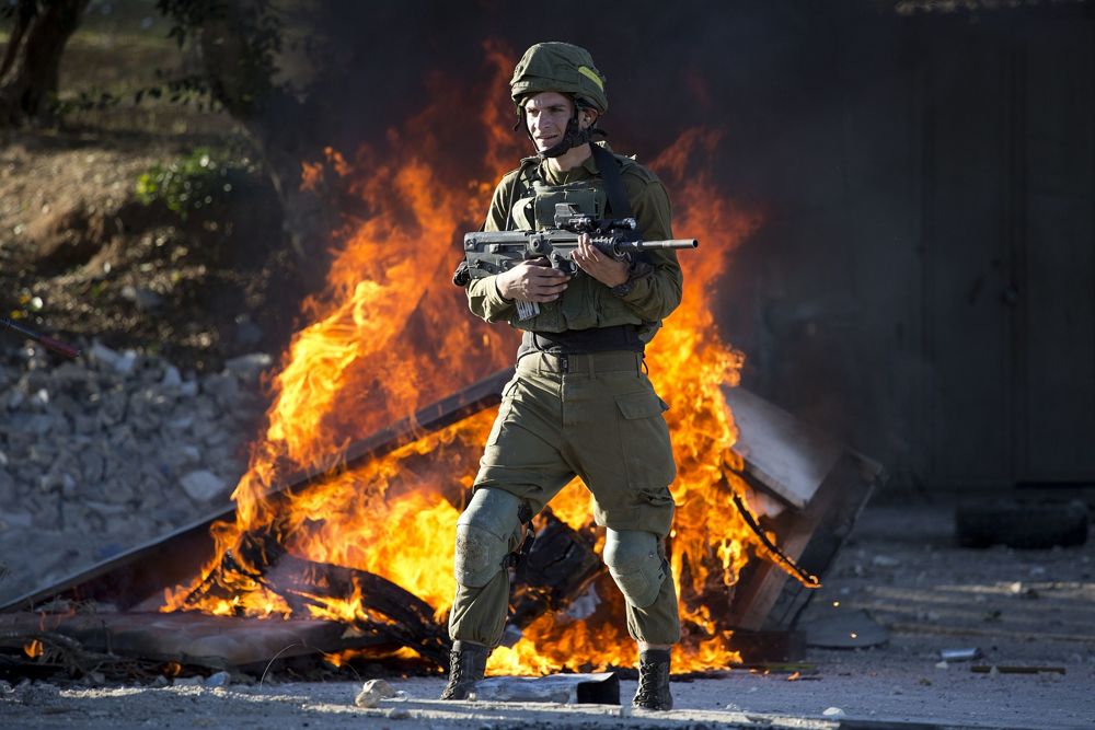 Soldado israelí durante la ola de violencia islamista contra la decisión del presidente estadounidense Donald Trump de reconocer a Jerusalén como la capital de Israel en la ciudad de Shjem, el viernes 8 de diciembre de 2017. (AP Photo / Majdi Mohammed)