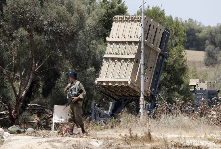 Soldados israelíes hacen guardia junto al sistema de defensa israelí Cúpula de Hierro, diseñado para interceptar y destruir cohetes de corto alcance y proyectiles de artillería, desplegados a lo largo de la frontera con la franja de Gaza el 29 de mayo de 2018. (AFP PHOTO / JACK GUEZ)