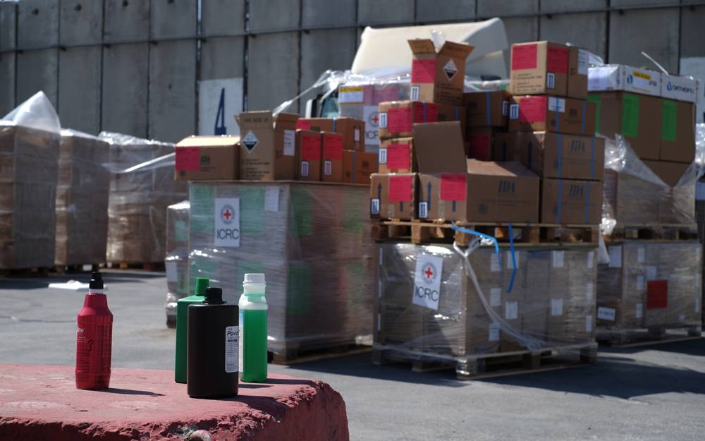 Suministros médicos que esperan ser transportados en camiones a la Franja de Gaza a través del cruce de Kerem Shalom el 13 de mayo de 2018. (Judah Ari Gross / Times of Israel)