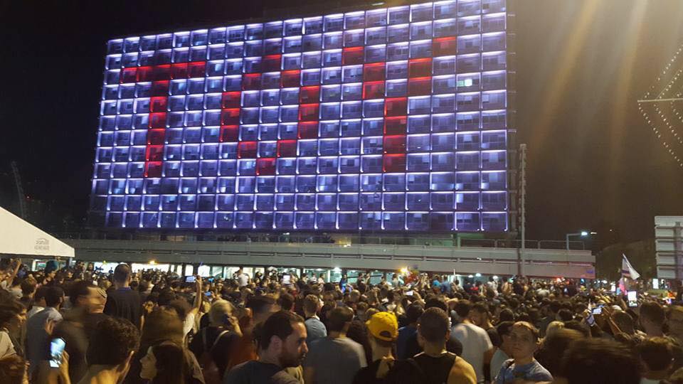 El gran panel del municipio de Tel Aviv lució el nombre de la canción de Netta Barzilai "TOY"