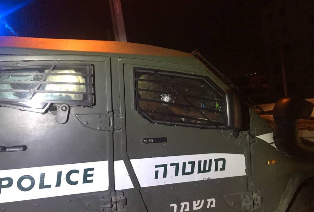 Un vehículo blindado de la policía después de que un árabe golpeara su ventana con una bala de pistola al sur de Jerusalem el 24 de mayo de 2018. (Policía de Israel)