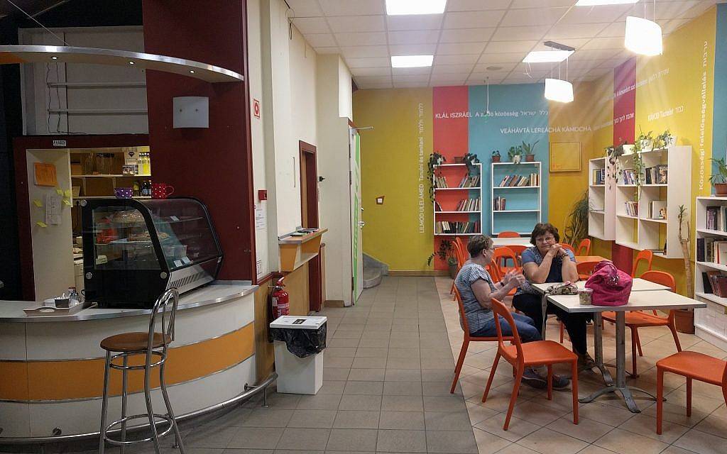 Una pequeña cafetería en el Balint JCC en Budapest. (Yaakov Schwartz / Times of Israel)
