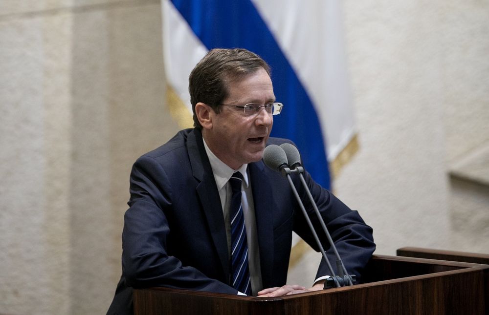 El Sionista MK Isaac Herzog, el líder de la oposición, se dirige al plenario de la Knesset el 12 de marzo de 2018. (Miriam Alster / FLASH 90)