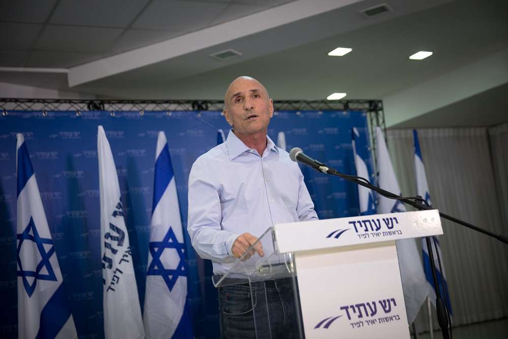 Yesh Atid MK Ofer Shelah habla durante una conferencia de prensa sobre la llamada “Ley de Reclutamiento” en Tel Aviv el 12 de septiembre de 2017. (Miriam Alster / Flash 90)