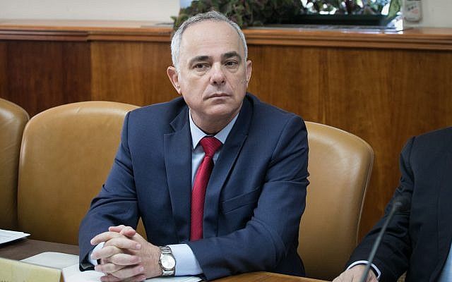 El ministro de Energía, Yuval Steinitz, asiste a la conferencia semanal del gobierno en la Oficina del Primer Ministro en Jerusalén, el 29 de octubre de 2017. (Ohad Zwigenberg / Flash 90)