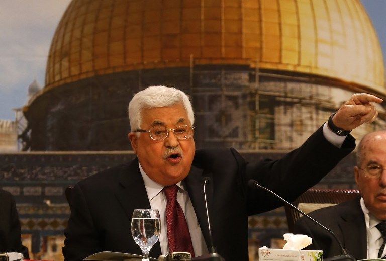 El presidente de la Autoridad Palestina, Mahmoud Abbas, hace un gesto mientras preside una reunión del Consejo Nacional Palestino en Ramallah, el 30 de abril de 2018. (ABBAS MOMANI / AFP)