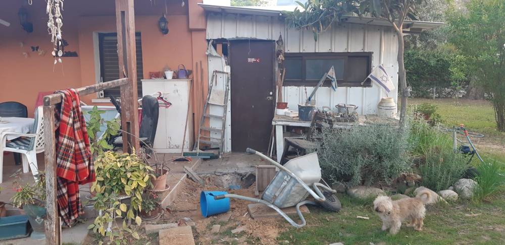 Una casa en la región sur de Eshkol, dañada por fuego de mortero desde la Franja de Gaza a principios del 30 de mayo de 2018 (cortesía: Consejo Regional de Eshkol)