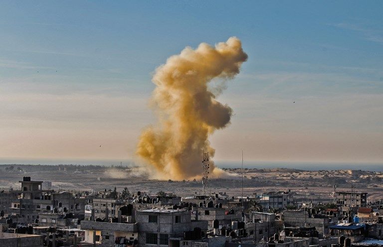 Ilustrativo: una fotografía tomada el 28 de noviembre de 2017, desde Rafah, en el sur de la Franja de Gaza, muestra el humo ondulante tras una explosión cerca de la frontera en el lado egipcio de la ciudad dividida. (AFP Photo / Said Khatib)