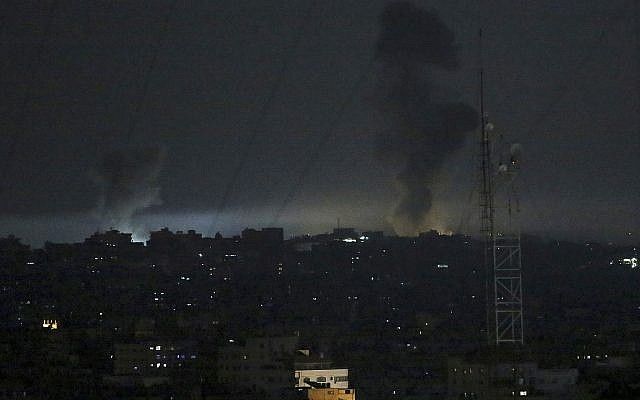 El martes, 30 de mayo de 2018, se levanta humo tras los ataques israelíes contra puestos de Hamás en Gaza. (AP Photo / Adel Hana)