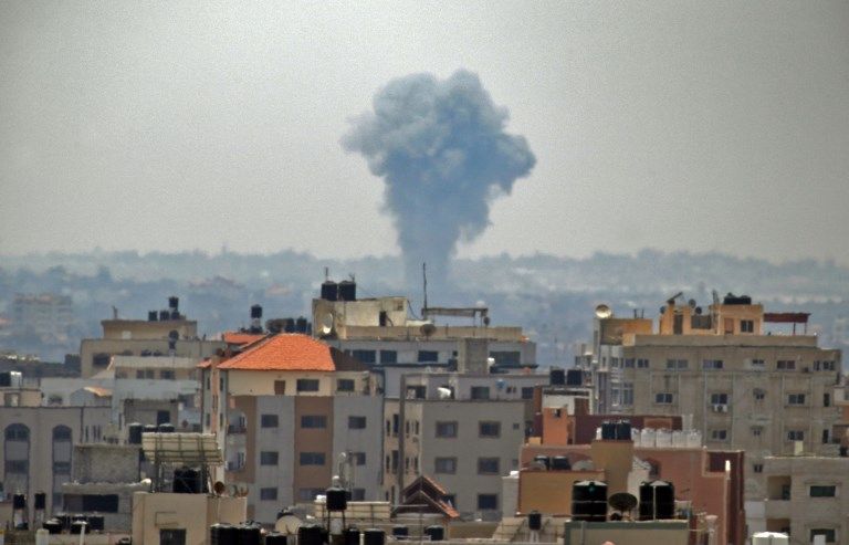 Humo ondeando en el fondo después de un ataque aéreo israelí Ciudad de Gaza, 29 de mayo de 2018. (Thomas Coes / AFP)