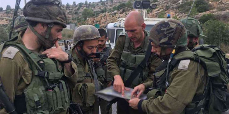 Terroristas detrás de Samaria disparando capturado