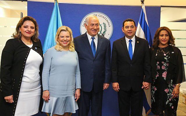 El primer ministro Benjamin Netanyahu, su esposa Sara, el presidente de Guatemala Jimmy Morales (2R) y la ministra de Relaciones Exteriores guatemalteca, Sandra Jovel (L) posan para una foto en la ceremonia de apertura oficial de la embajada de Guatemala en Jerusalén el 16 de mayo de 2018. (Marc Israel Sellem / Piscina)