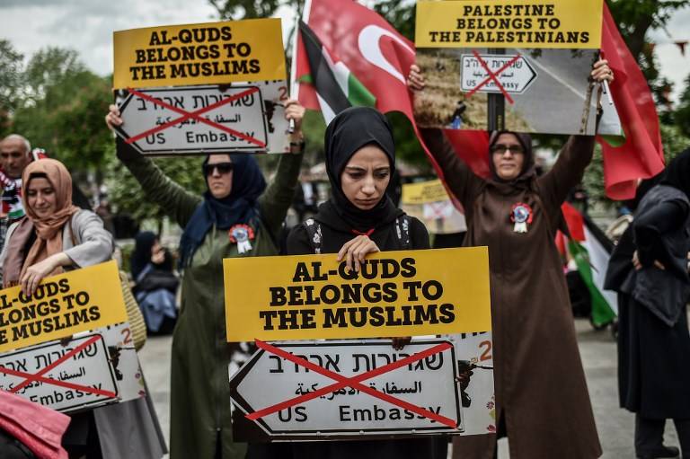 Mujeres manifestantes sostienen pancartas que dicen “Al Quds pertenece a musulmanes” el 11 de mayo de 2018 en Estambul, durante una manifestación contra la decisión del presidente estadounidense Donald Trump de reconocer a Jerusalén como la capital de Israel y trasladar la embajada de Estados Unidos a la ciudad. (AFP PHOTO / OZAN KOSE)