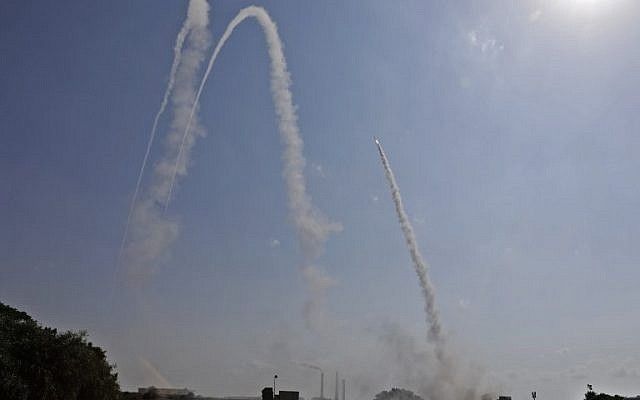 La FDI lanza un misil desde el sistema de defensa aérea Cúpula de Hierro para interceptar un cohete entrante desde Gaza desde una posición en la ciudad de Ashkelon, al sur de Israel, el 29 de mayo de 2018. (AFP PHOTO / MENAHEM KAHANA)