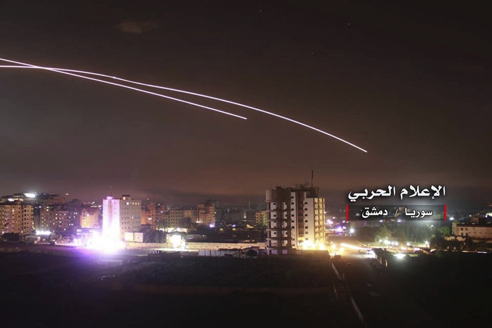 Una foto proporcionada por los medios militares centrales sirios a favor del régimen muestra un fuego antiaéreo en el cielo cuando los misiles israelíes alcanzan posiciones de la defensa aérea y otras bases militares alrededor de Damasco, Siria, el 10 de mayo de 2018, después de que fuerzas iraníes lanzaron un bombardeo de cohetes contra las bases israelíes en los Altos del Golán, en el enfrentamiento militar más serio entre los dos enemigos acérrimos hasta la fecha. (Medios militares centrales sirios, vía AP)