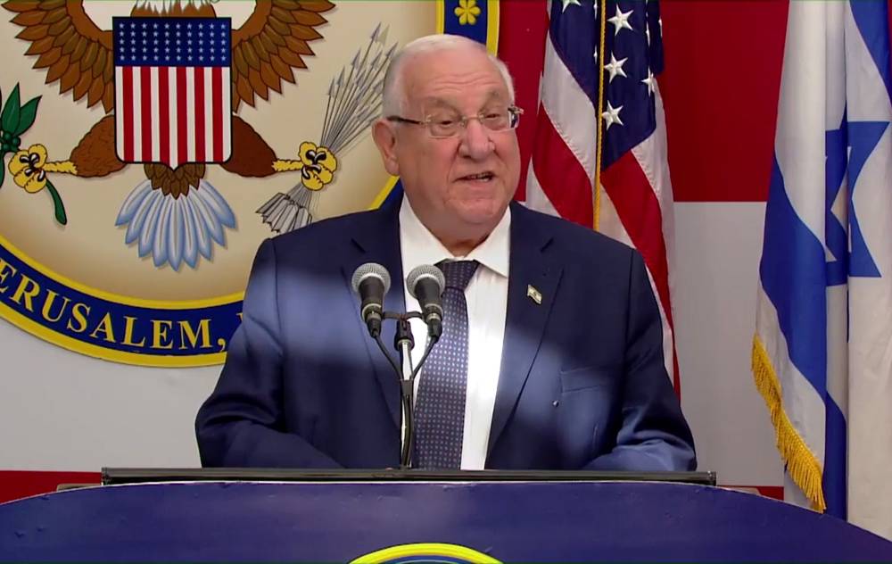 El presidente Reuven Rivlin habla en la ceremonia de dedicación de la nueva Embajada de los EE. UU. en Jerusalén, el 14 de mayo de 2018 (captura de pantalla: Hadashot)