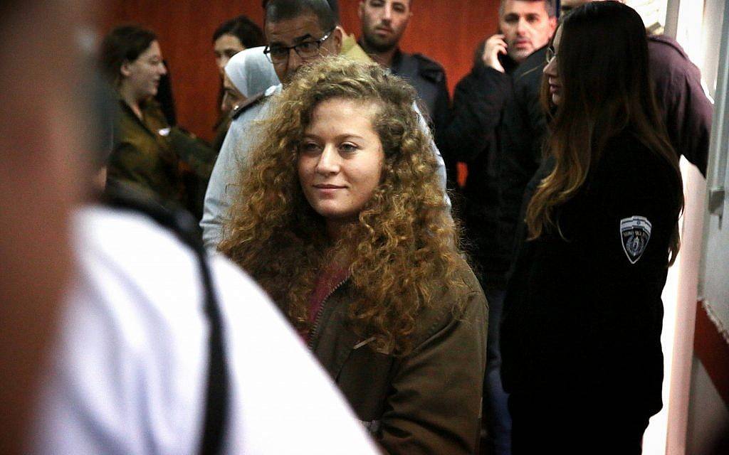 Ahed Tamimi llega para el comienzo de su juicio en el tribunal militar israelí en la prisión militar de Ofer, en la aldea de Betunia, en Samaria, el 13 de febrero de 2018. (Flash 90)