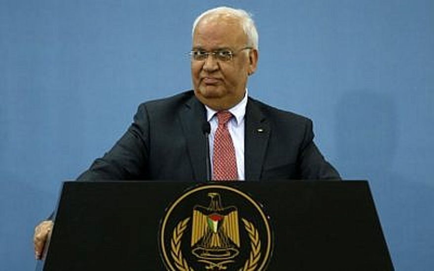 Saeb Erekat, secretario general de la Organización de Liberación de Palestina, habla con los periodistas durante una conferencia de prensa luego de reunirse con diplomáticos y dignatarios extranjeros en la ciudad cisjordana de Ramallah el 28 de febrero de 2018. (AFP PHOTO / ABBAS MOMANI)