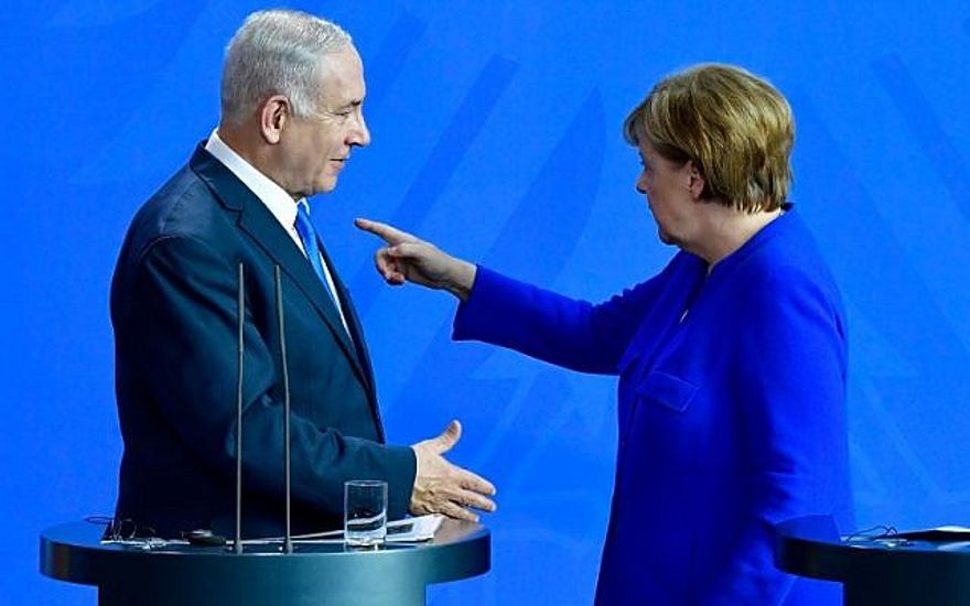 La canciller alemana Angela Merkel y el primer ministro Benjamin Netanyahu llegan a una conferencia de prensa después de una reunión en la Cancillería de Berlín el 4 de junio de 2018. (Tobias SCHWARZ / AFP)