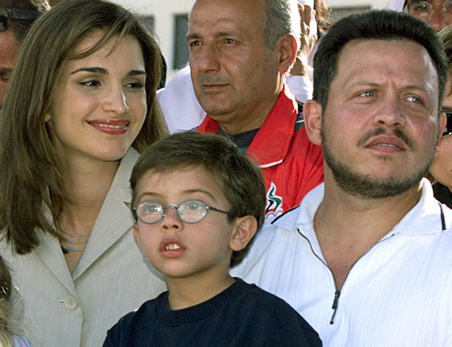 En esta foto tomada el 20 de agosto de 1999, el Rey Abdullah II (R) de Jordania, su esposa la Reina Rania (L), y su hijo el Príncipe Hussein (C) asisten a la competencia ecuestre en Amman. (AFP PHOTO / Marwan NAAMANI)