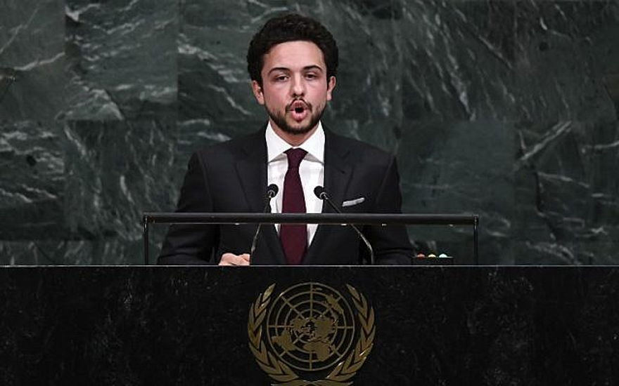 En esta foto tomada el 22 de septiembre de 2017, el príncipe heredero de Jordania, Hussein bin Abdullah II, se dirige a la 72.ª sesión de la Asamblea General de las Naciones Unidas en la sede de la ONU en Nueva York. (AFP PHOTO / Jewel SAMAD)