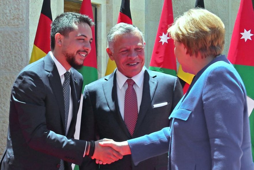 En esta foto tomada el 21 de junio de 2018, el rey jordano Abdullah II (c) y su hijo el príncipe heredero Hussein bin Abdullah (l) dan la bienvenida a la canciller alemana Angela Merkel en el Palacio Real jordano en Amman el 21 de junio de 2018. (AFP PHOTO / Khalil MAZRAAWI)