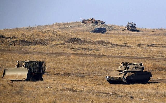 Los vehículos blindados israelíes se ven durante un ejercicio militar en los Altos del Golán, cerca de la frontera con Siria, el 26 de junio de 2018. (AFP PHOTO / JALAA MAREY)