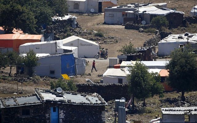 Una fotografía tomada el 26 de junio de 2018, desde los Altos del Golán israelí muestra un campamento para sirios desplazados cerca de la aldea siria de Breqa. (AFP Photo / Jalaa Marey)